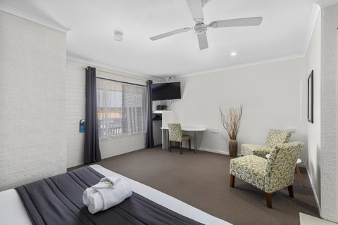 Coastal Bay Motel - Pubs and Clubs 12