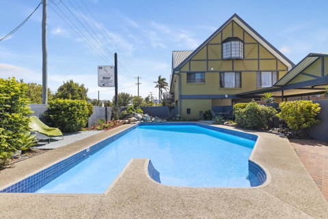Coastal Bay Motel - Pubs and Clubs 1