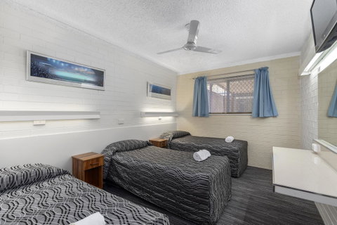 Coastal Bay Motel - Pubs and Clubs 17