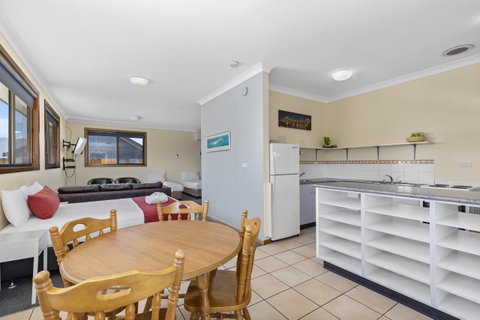 Coastal Bay Motel - Pubs and Clubs 9