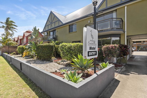 Coastal Bay Motel - Pubs and Clubs 4