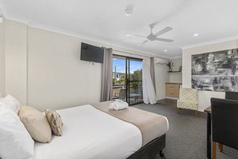 Coastal Bay Motel - Pubs and Clubs 2