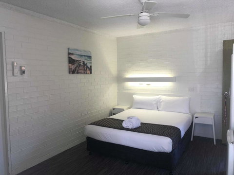 Coastal Bay Motel - Pubs and Clubs 19