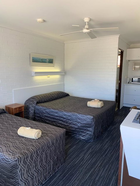 Coastal Bay Motel - Pubs and Clubs 33