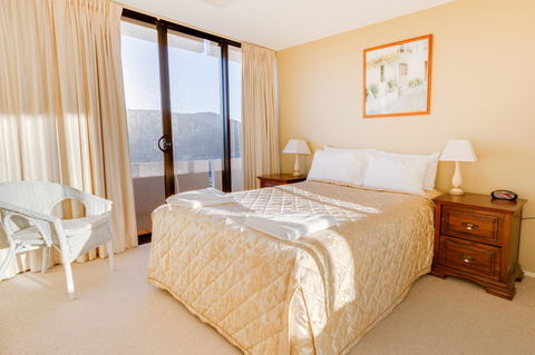 Pacific Towers Beach Resort - Go Out 20