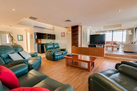 Pacific Towers Beach Resort - Go Out 23