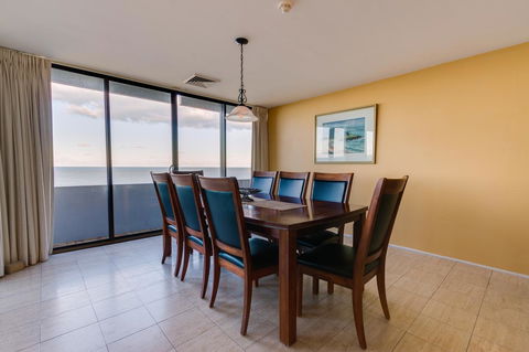 Pacific Towers Beach Resort - Go Out 24