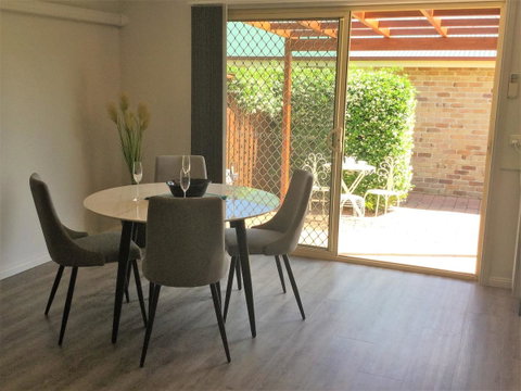 Tic Tac Toe Quality Accommodation - Pubs and Clubs 6