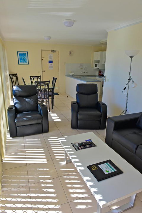 Beach House Holiday Apartments - Go Out 7