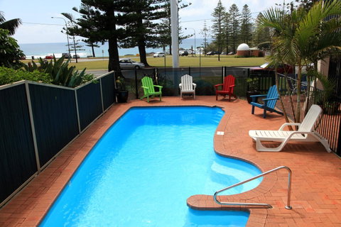 Beach House Holiday Apartments - Go Out 2