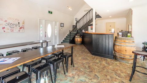 Madigan Wine Country Cottages - Pubs and Clubs 24