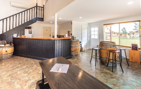 Madigan Wine Country Cottages - Pubs and Clubs 25