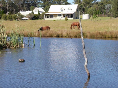 Madigan Wine Country Cottages - Pubs and Clubs 2