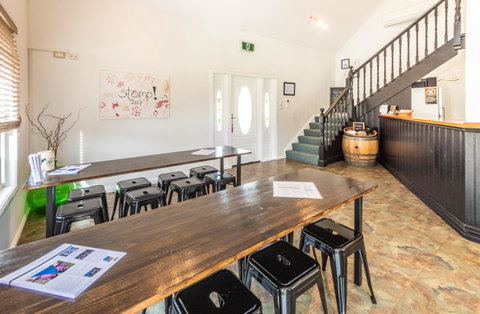 Madigan Wine Country Cottages - Pubs and Clubs 26