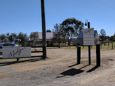 Madigan Wine Country Cottages - Pubs and Clubs 3