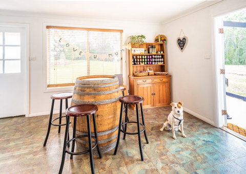 Madigan Wine Country Cottages - Pubs and Clubs 23
