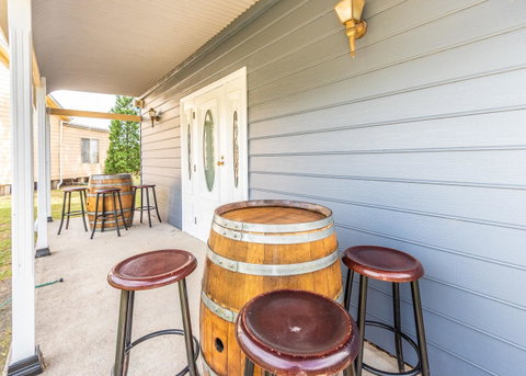 Madigan Wine Country Cottages - Pubs and Clubs 21