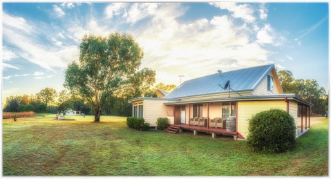 Madigan Wine Country Cottages - Pubs and Clubs 1
