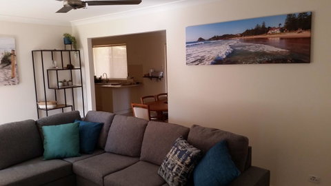 Twin Palms Holiday House At Lighthouse - Pubs and Clubs 9