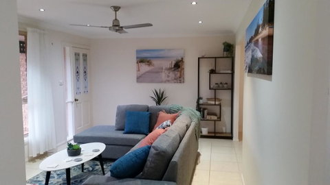 Twin Palms Holiday House At Lighthouse - Pubs and Clubs 5