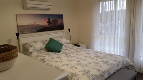 Twin Palms Holiday House At Lighthouse - Pubs and Clubs 1