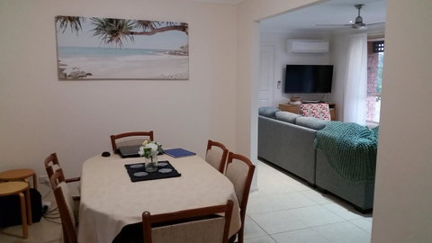 Twin Palms Holiday House At Lighthouse - Pubs and Clubs 2
