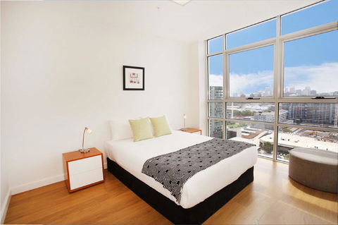 Gadigal Groove - Modern And Bright 3BR Executive Apartment In Zetland With Views - Pubs and Clubs 5