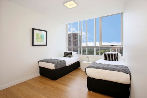 Gadigal Groove - Modern And Bright 3BR Executive Apartment In Zetland With Views - Pubs and Clubs 6