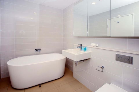 Gadigal Groove - Modern And Bright 3BR Executive Apartment In Zetland With Views - Pubs and Clubs 8
