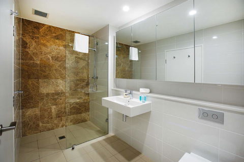 Gadigal Groove - Modern And Bright 3BR Executive Apartment In Zetland With Views - Pubs and Clubs 7