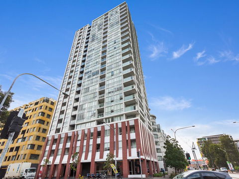 Gadigal Groove - Modern And Bright 3BR Executive Apartment In Zetland With Views - Pubs and Clubs 10
