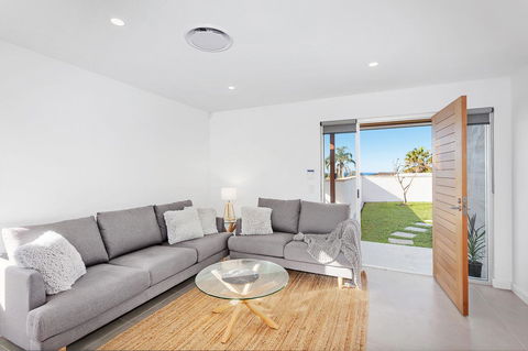 Modern Guest House - Go Out 1
