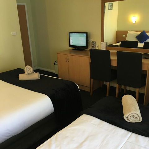 Sky Rider Motor Inn - Pubs and Clubs 27