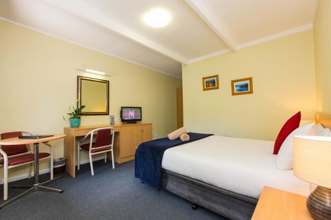 Sky Rider Motor Inn - Pubs and Clubs 16