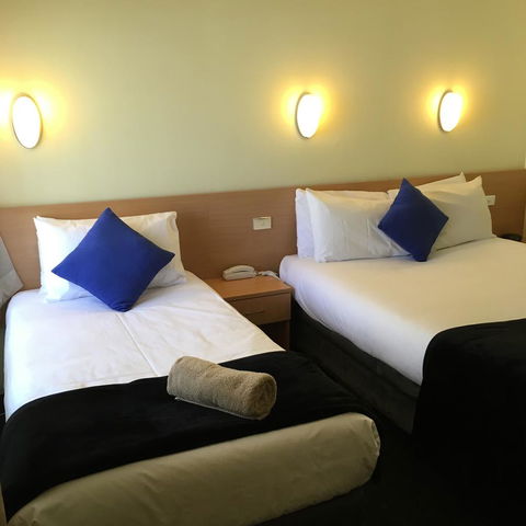 Sky Rider Motor Inn - Pubs and Clubs 25