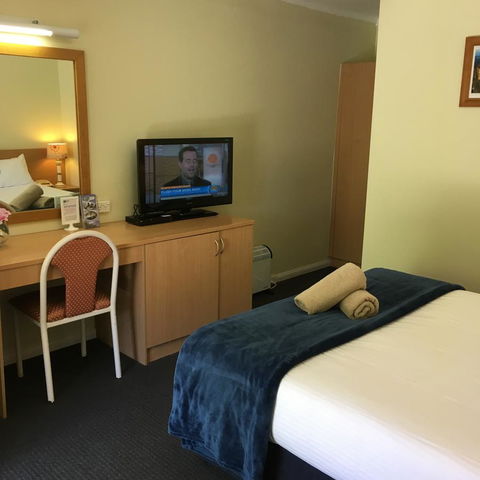 Sky Rider Motor Inn - Pubs and Clubs 20