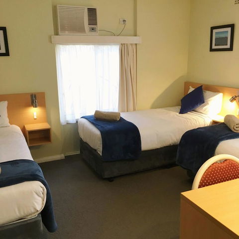 Sky Rider Motor Inn - Pubs and Clubs 35