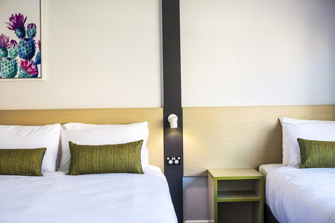 Nightcap At Hume Hotel - Pubs and Clubs 13