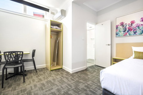 Nightcap At Hume Hotel - Pubs and Clubs 2