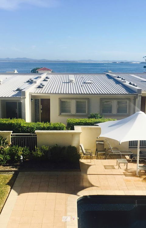 Seaspray Villa 5 - Pubs and Clubs 0