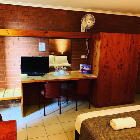 Pine Tree Motel - Pubs and Clubs 30