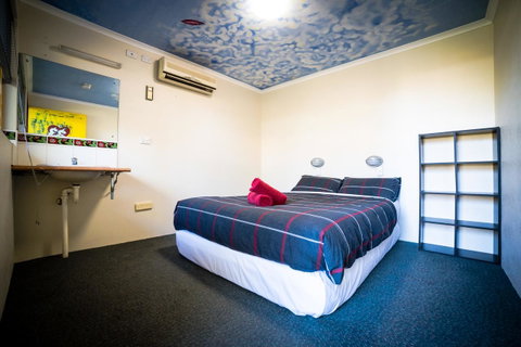 Jump Inn Alice Budget Accommodation - Pubs and Clubs 9