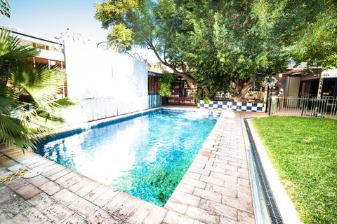 Jump Inn Alice Budget Accommodation - Pubs and Clubs 1