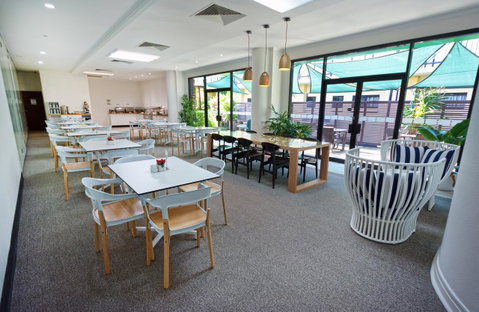 Palms City Resort - Pubs and Clubs 24