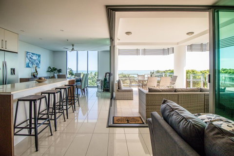 ZEN BY THE WATER - Esplanade Darwin Retreat - Pubs and Clubs 1