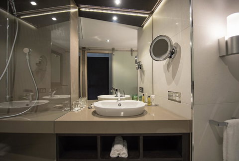 Hilton Darwin - Pubs and Clubs 24