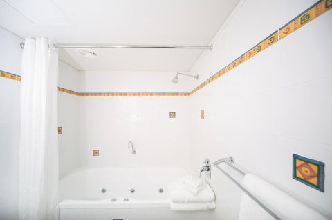 Corrigans Cove - Pubs and Clubs 9