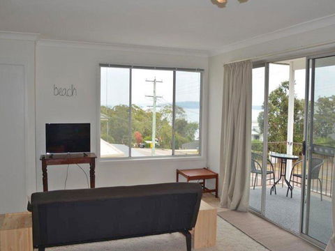 Boomerang On The Bay' 107 Government Road - Boat Parking, Air Conditioning And Water Views - Pubs and Clubs 3