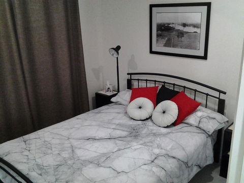 Bottlebrush B & B - Go Out 3