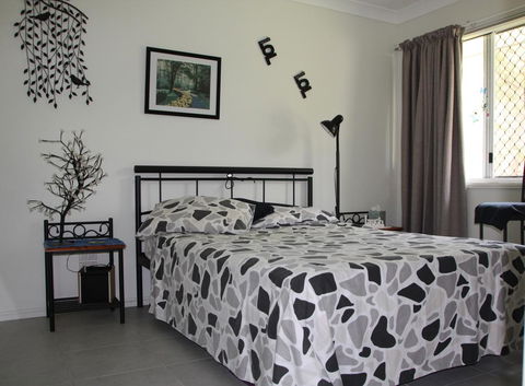 Bottlebrush B & B - Go Out 2